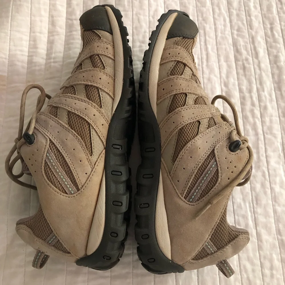 Columbia Women's Redmond Low hiking shoes Taupe Tech Lite/Omni Grip Soles Sz 10
